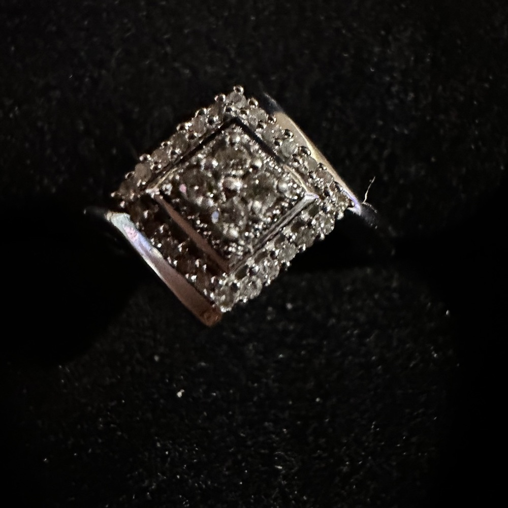 Size 6 sterling silver. Don’t know karat. Kay jewelers ring. Too small for me.